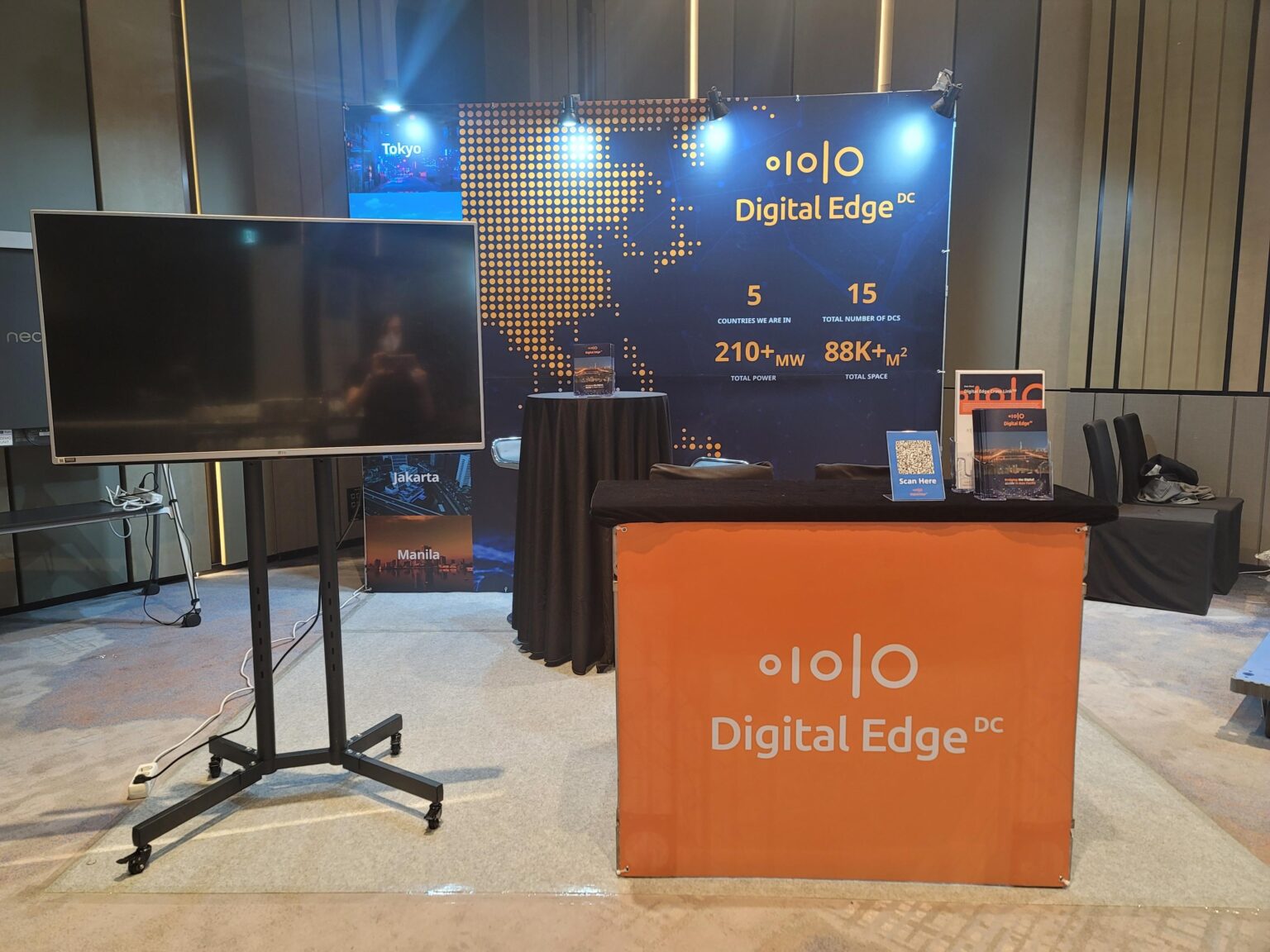 The Digital Edge team connected with customers, vendors and partners during the event at our booth, including showcasing their new 120MW SEL2 data center project